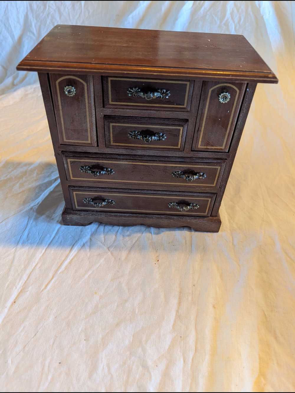 2/50$ Vintage Brown Wooden Jewelry Chest with Brass-Tone Hardware